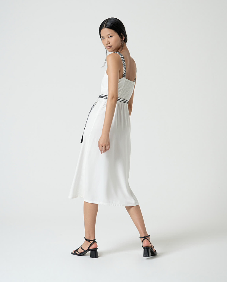surkana Vestido midi con tirantes bordados Blanco Precio ultrabajo