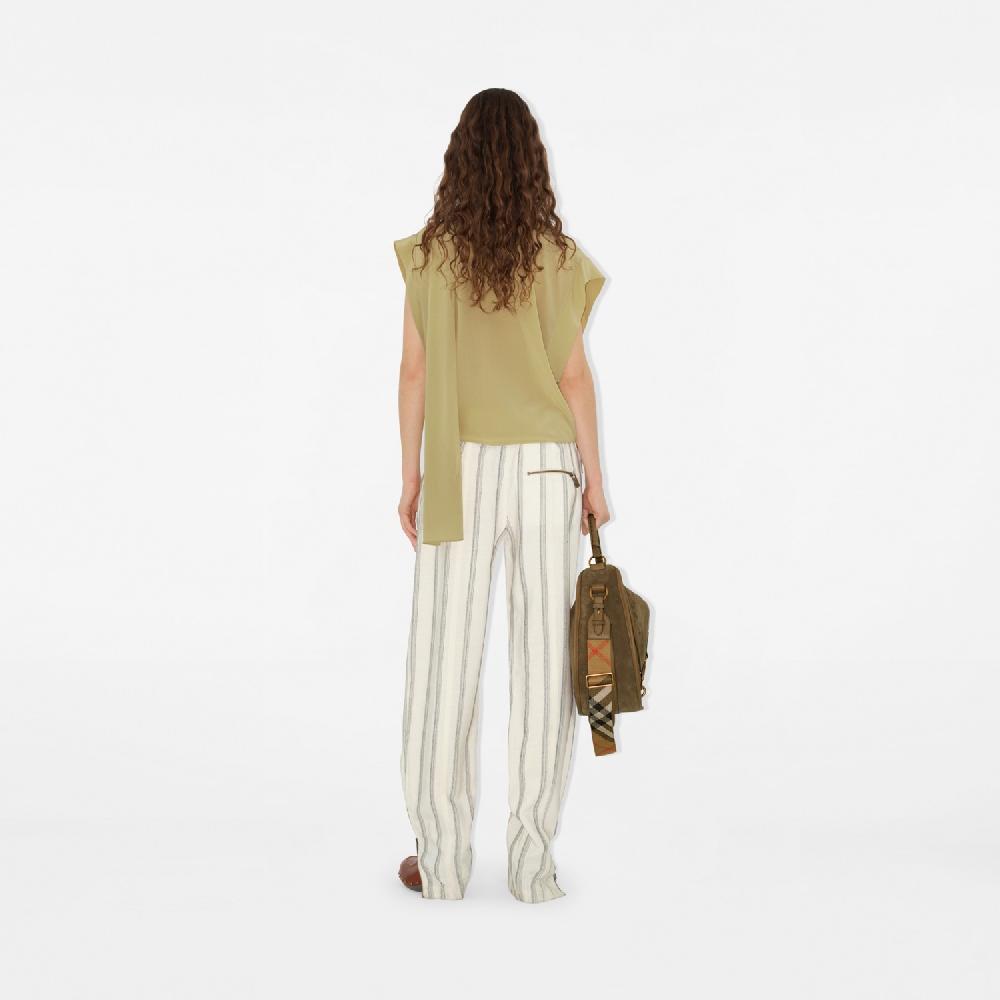 Burberry Blusa en seda con cuello drapeadoPrecio 1.190 00 € Novedades Precios de Black Friday