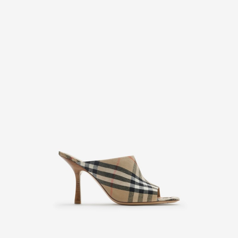 Burberry Zuecos Mews CheckPrecio 650 00 € Novedades