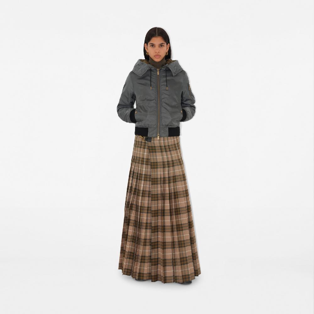 Burberry Parka cropped en nailonPrecio 1.890 00 € Precio ultrabajo