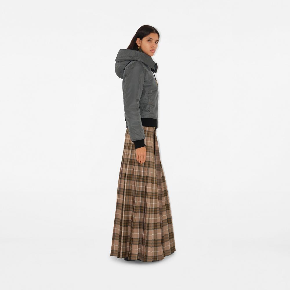 Burberry Parka cropped en nailonPrecio 1.890 00 € Precio ultrabajo