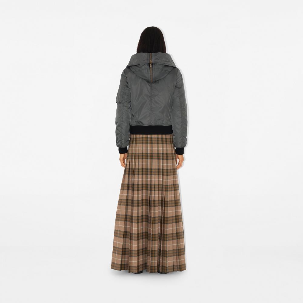 Burberry Parka cropped en nailonPrecio 1.890 00 € Precio ultrabajo