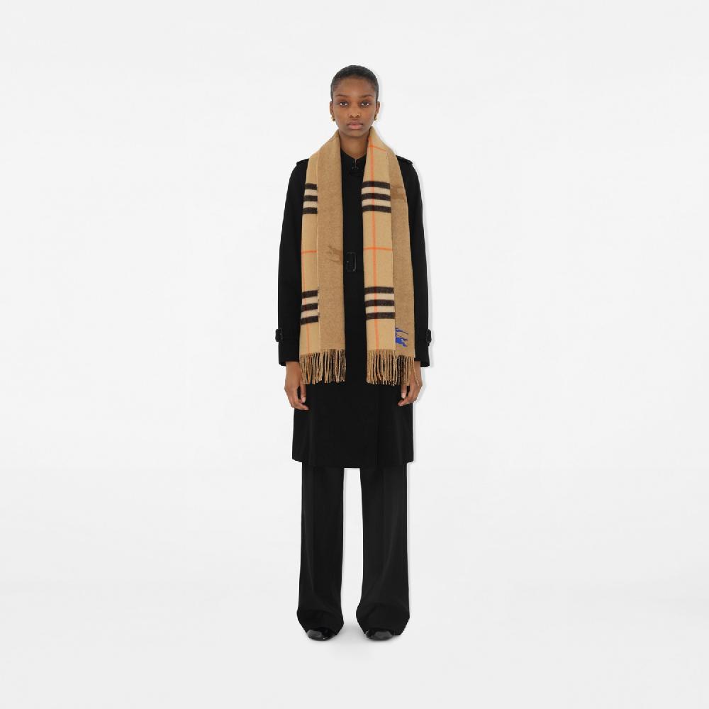 Burberry Bufanda reversible en cachemir Check con EKDPrecio 550 00 € Probador virtual Ventas relámpago