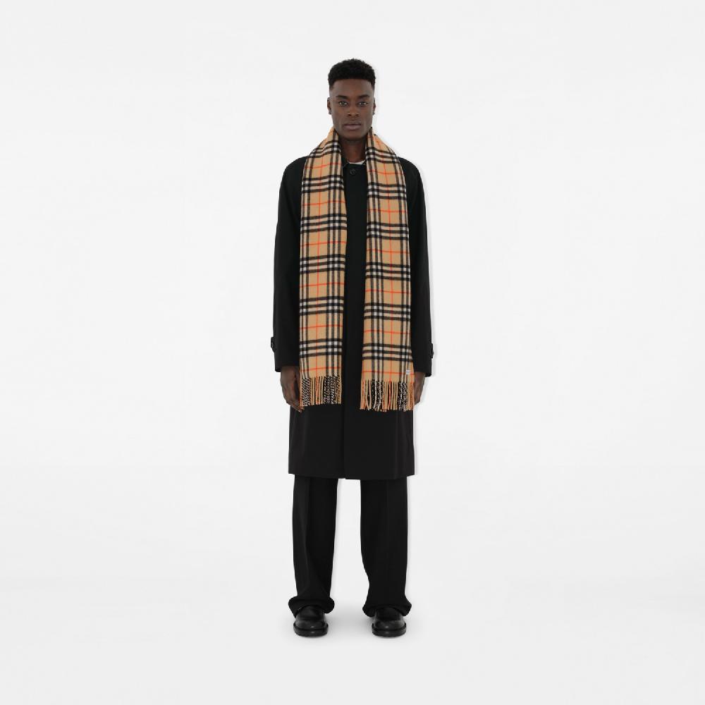 Burberry Bufanda en cachemir CheckPrecio 820 00 € Personalizable con iniciales Tienda