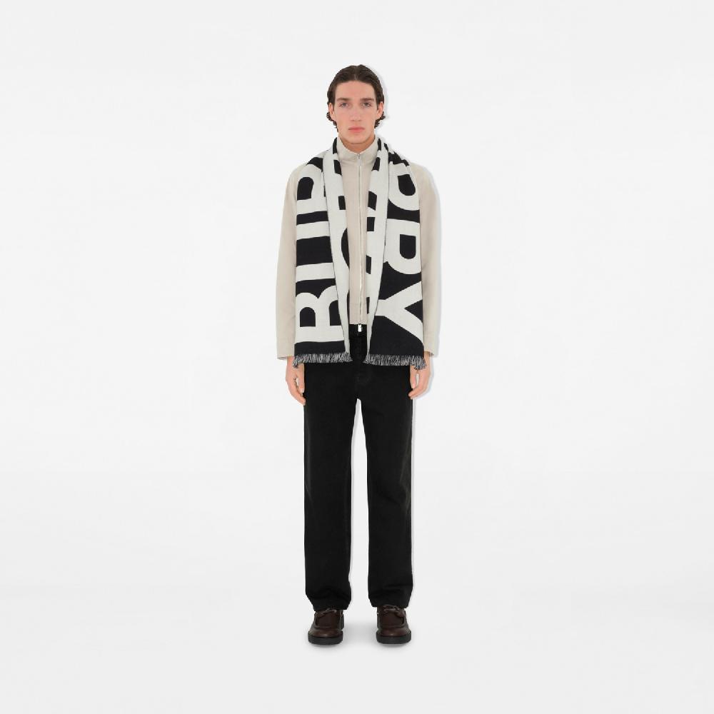 Burberry Bufanda en lana con logotipoPrecio 320 00 € Mejor oferta