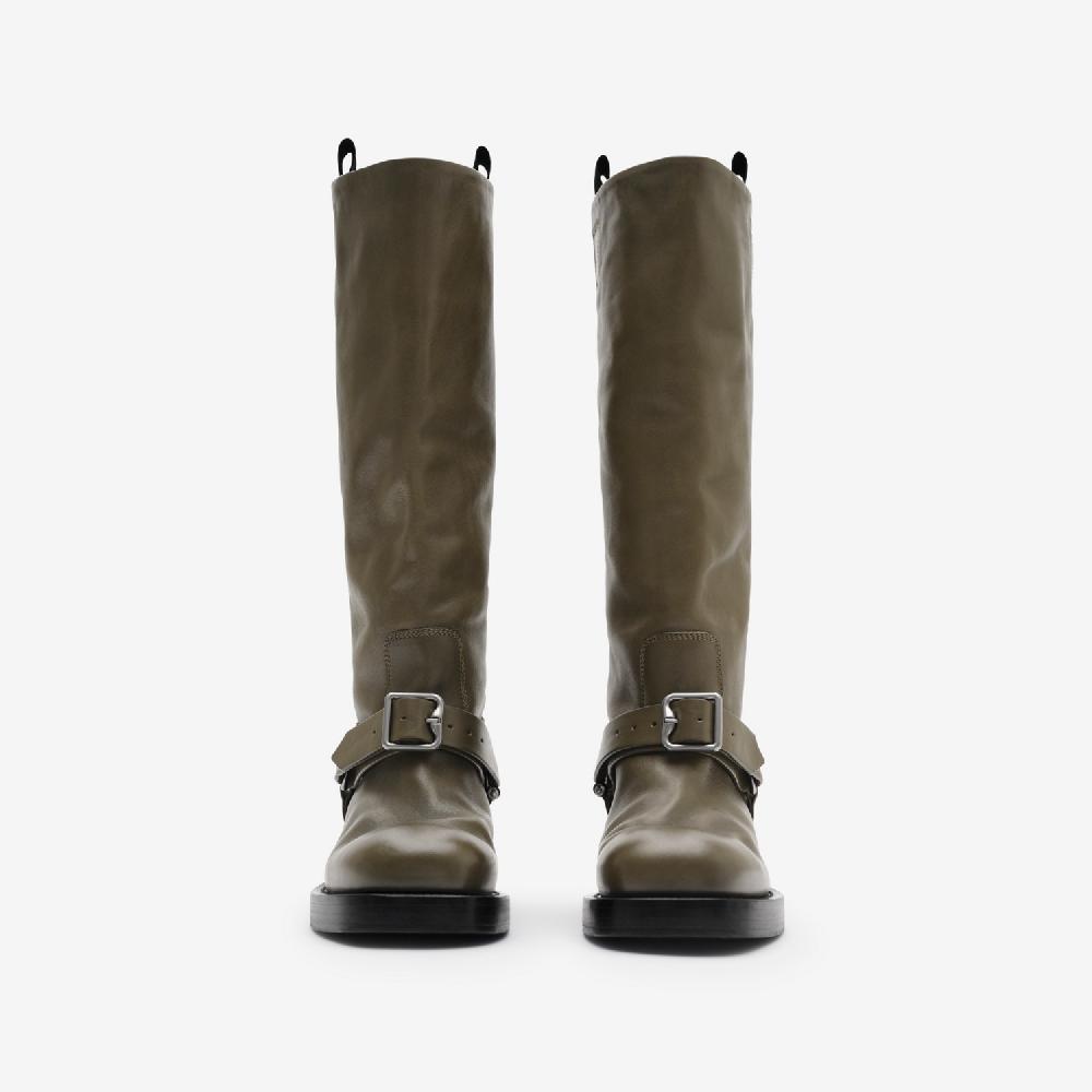 Burberry Botas altas Saddle en pielPrecio 1.750 00 € Pasarela COMPRAR AHORA