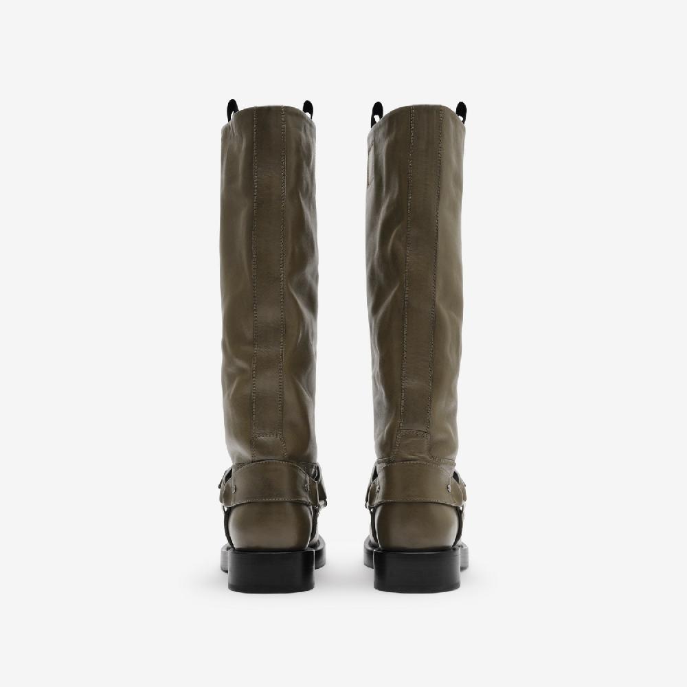 Burberry Botas altas Saddle en pielPrecio 1.750 00 € Pasarela COMPRAR AHORA
