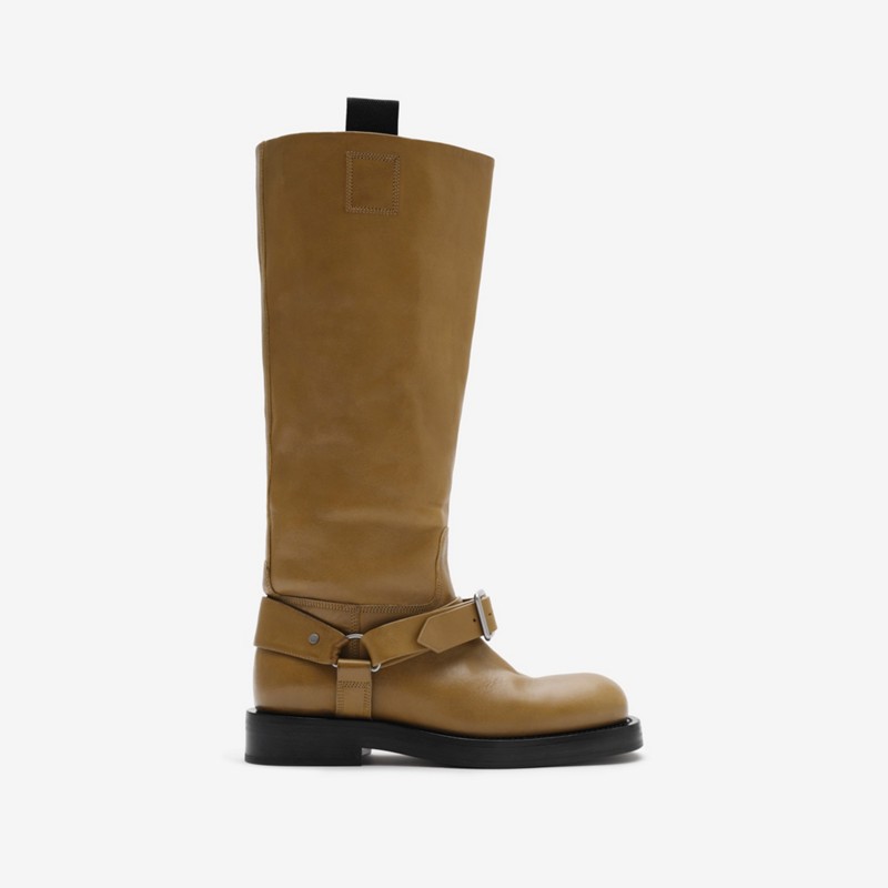 Burberry Botas altas Saddle en pielPrecio 1.750 00 € Pasarela
