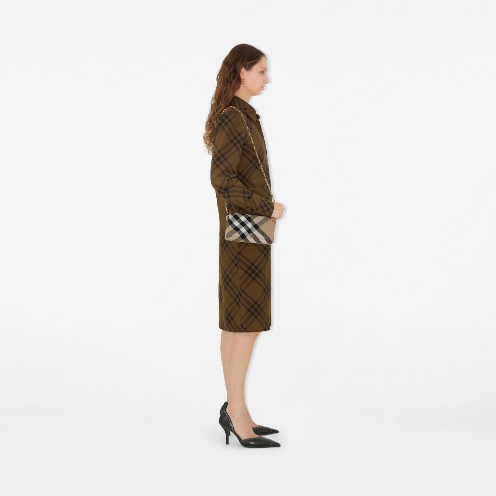 Burberry Bolso Snip mini con asa de cadenaPrecio 950 00 € Personalizable con iniciales Tienda de fábrica