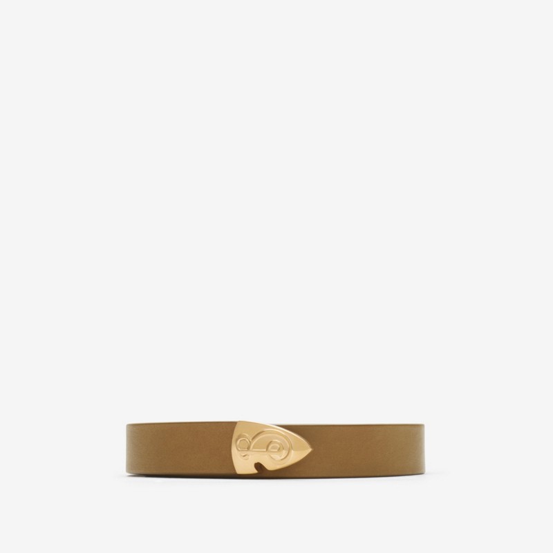 Burberry Cinturón fino en piel con motivo B ShieldPrecio 450 00 € Personalizable con iniciales