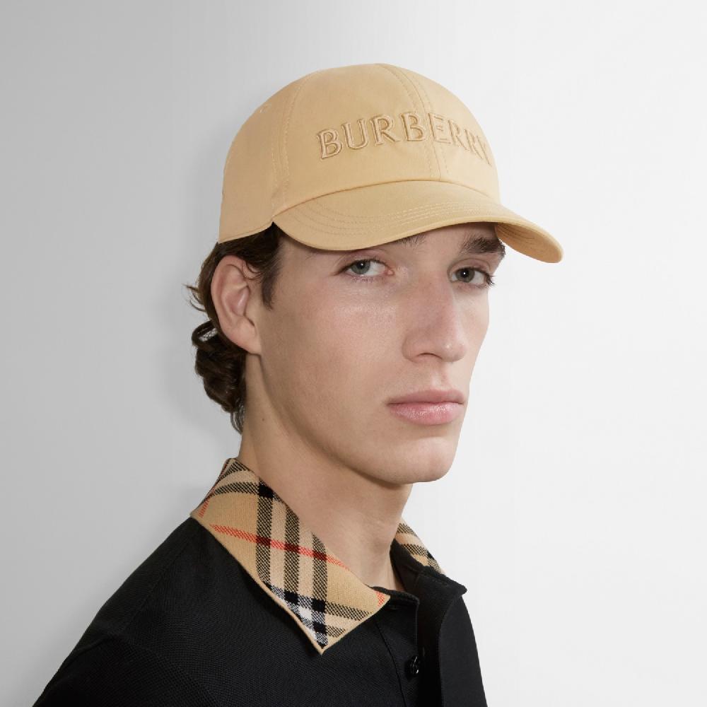 Burberry Gorra en gabardina con logotipoPrecio 320 00 € Novedades Oferta especial