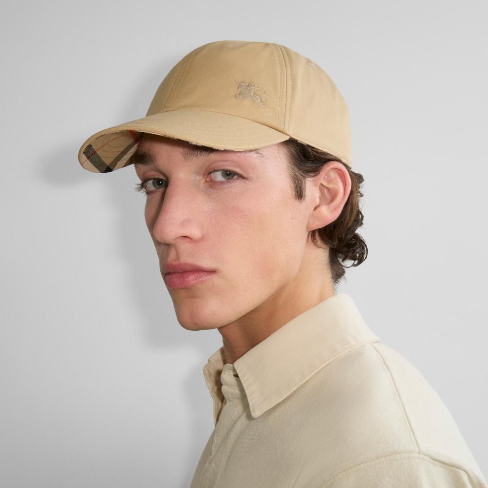 Burberry Gorra en gabardinaPrecio 320 00 € Novedades COMPRAR AHORA
