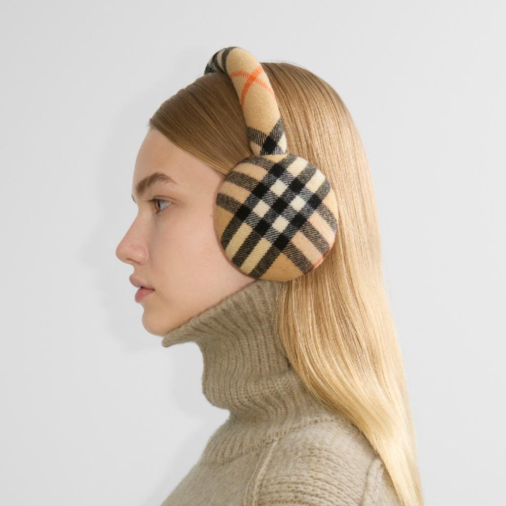 Burberry Orejeras en lana CheckPrecio 320 00 € Promoción trimestral
