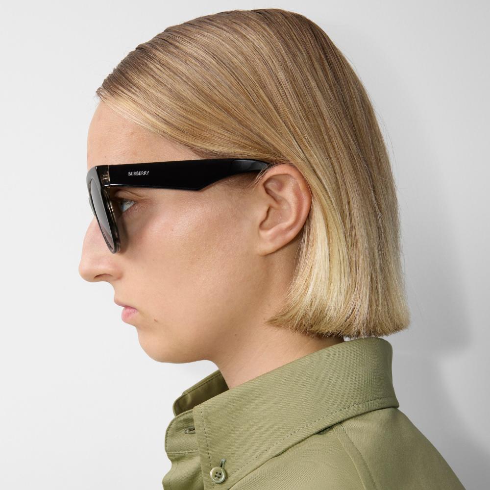 Burberry Gafas de sol con montura redonda a cuadrosPrecio 210 00 € Personalizable con iniciales Envío internacional gratuito