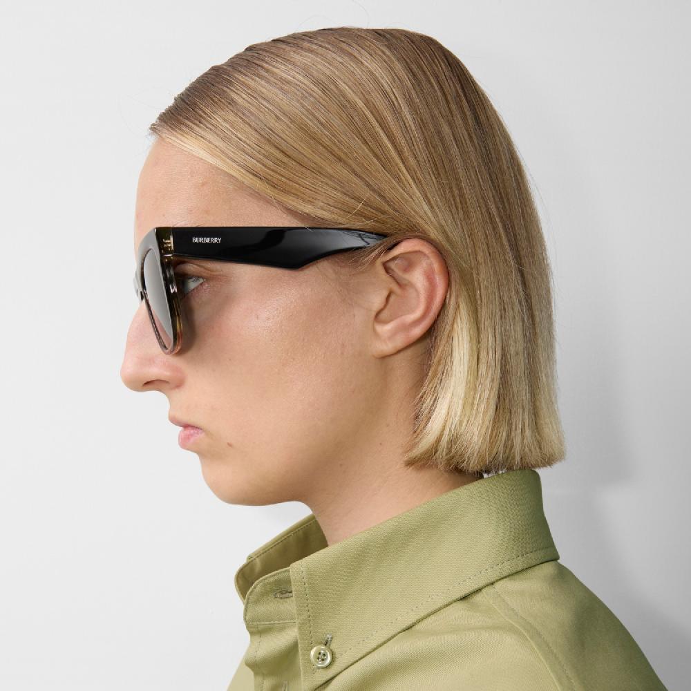 Burberry Gafas de sol con montura cuadrada a cuadrosPrecio 210 00 € Personalizable con iniciales Tienda de fábrica
