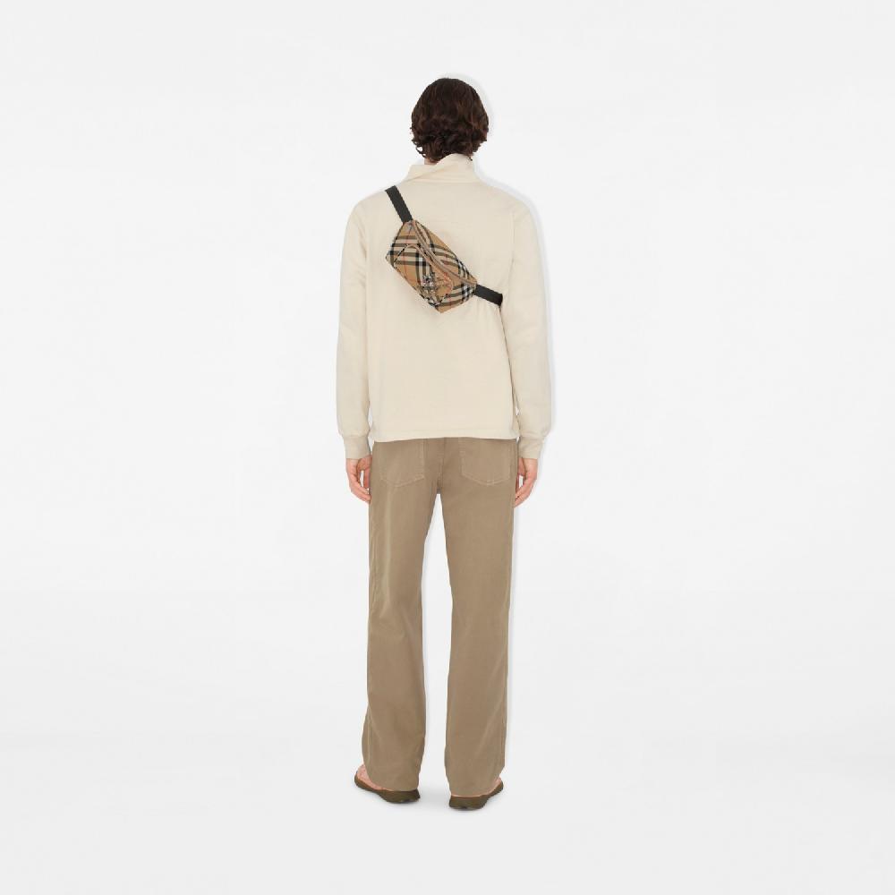 Burberry Riñonera Check pequeñaPrecio 650 00 € Novedades Promoción trimestral