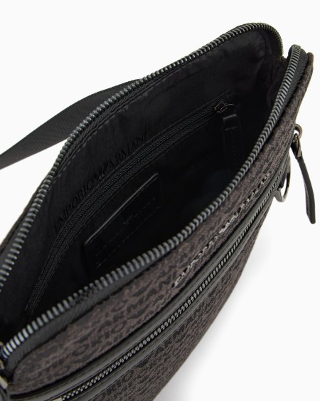 Armani Bolso bandolera plano en tejido jacquard con inscripción integral Rebajas de fin de temporada