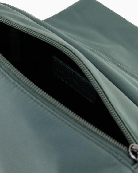 Armani Bolso bandolera con solapa de nailon reciclado ASV Descuento