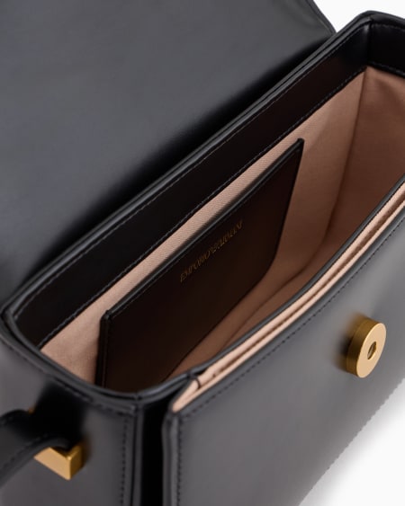 Armani Bolso bandolera de piel lisa con logotipo de águila de metal En oferta