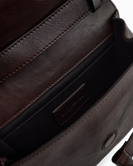 Armani Bolso bandolera de piel con solapa y logotipo en relieve Outlet