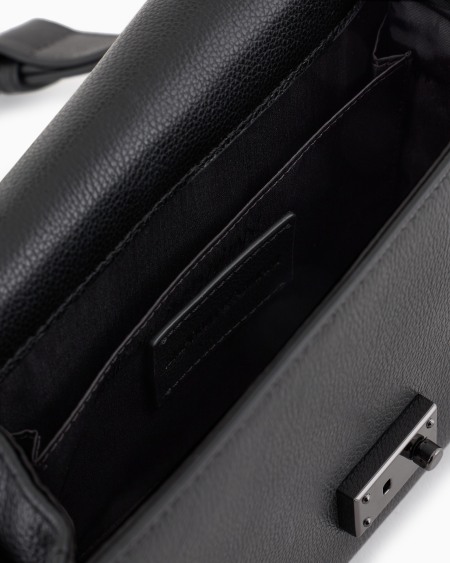 Armani Bolso bandolera de piel abatanada con solapa Venta caliente