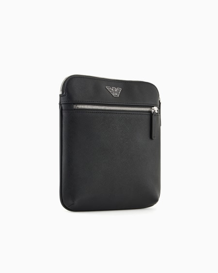 Armani Bolso bandolera plano de piel saffiano regenerada con placa de águila ASV En oferta