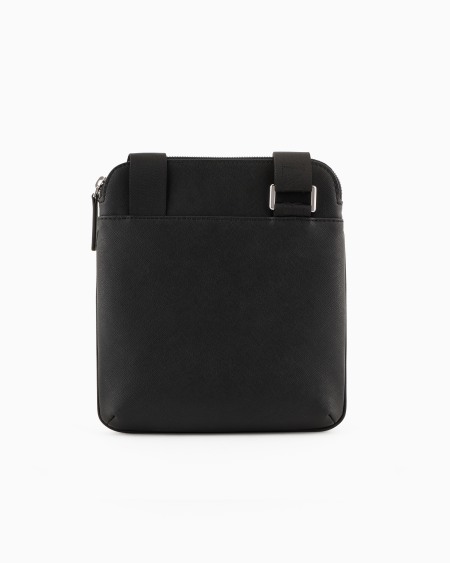 Armani Bolso bandolera plano de piel saffiano regenerada con placa de águila ASV En oferta