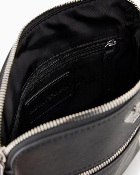 Armani Bolso bandolera plano de piel saffiano regenerada con placa de águila ASV En oferta