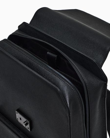 Armani Mochila con solapa y bolsillo para portátil en piel abatanada Rebajas de fábrica