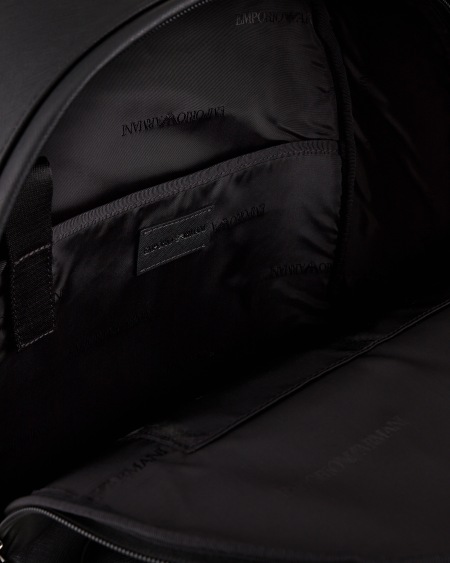 Armani Mochila redondeada de piel saffiano regenerada con placa de águila ASV Últimos 2 días
