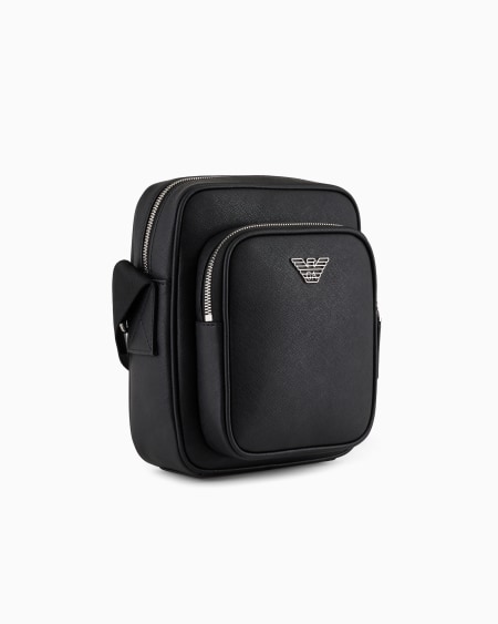 Armani Bolso bandolera de piel saffiano regenerada con placa de águila ASV Último día