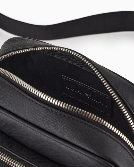 Armani Bolso bandolera de piel saffiano regenerada con placa de águila ASV Último día