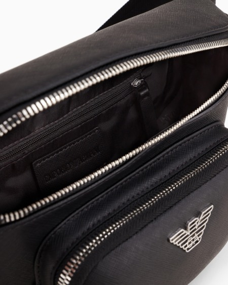 Armani Riñonera de piel saffiano regenerada con placa de águila ASV Precio de fábrica