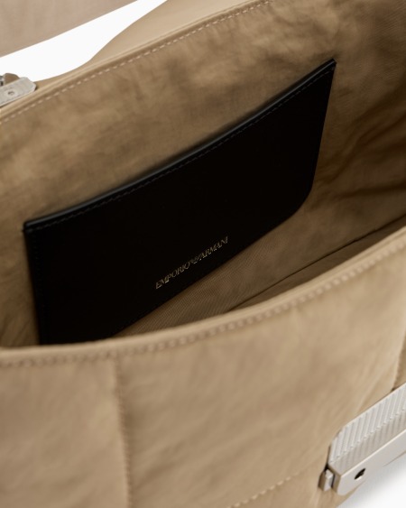 Armani Bolso de hombro baguette grande en nailon acolchado Oferta especial