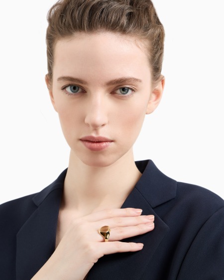 Armani Anillo con punto focal central de latón dorado En oferta
