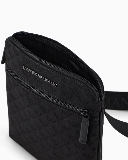 Armani Bolso bandolera plano de nailon con motivo integral de águila en tejido jacquard Rebajas baratas