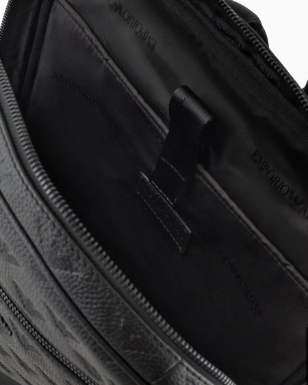 Armani Mochila plana de piel con motivo integral de águila en relieve COMPRAR AHORA