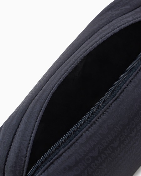 Armani Bolso de mano en nailon con inscripción integral de logotipo en tejido jacquard Última moda