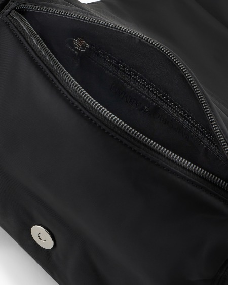 Armani Bolso bandolera en nailon reciclado con placa de águila ASV Libre de impuestos
