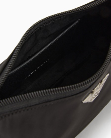 Armani Bolso baguette en nailon reciclado con placa de águila ASV Descuentos del mes