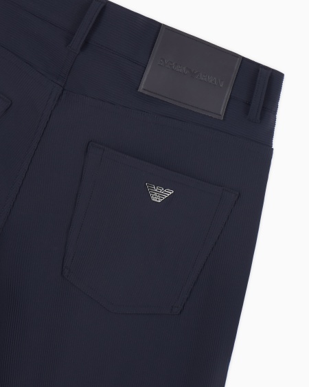 Armani Pantalones de cinco bolsillos en nailon elástico con efecto canneté Tienda de fábrica