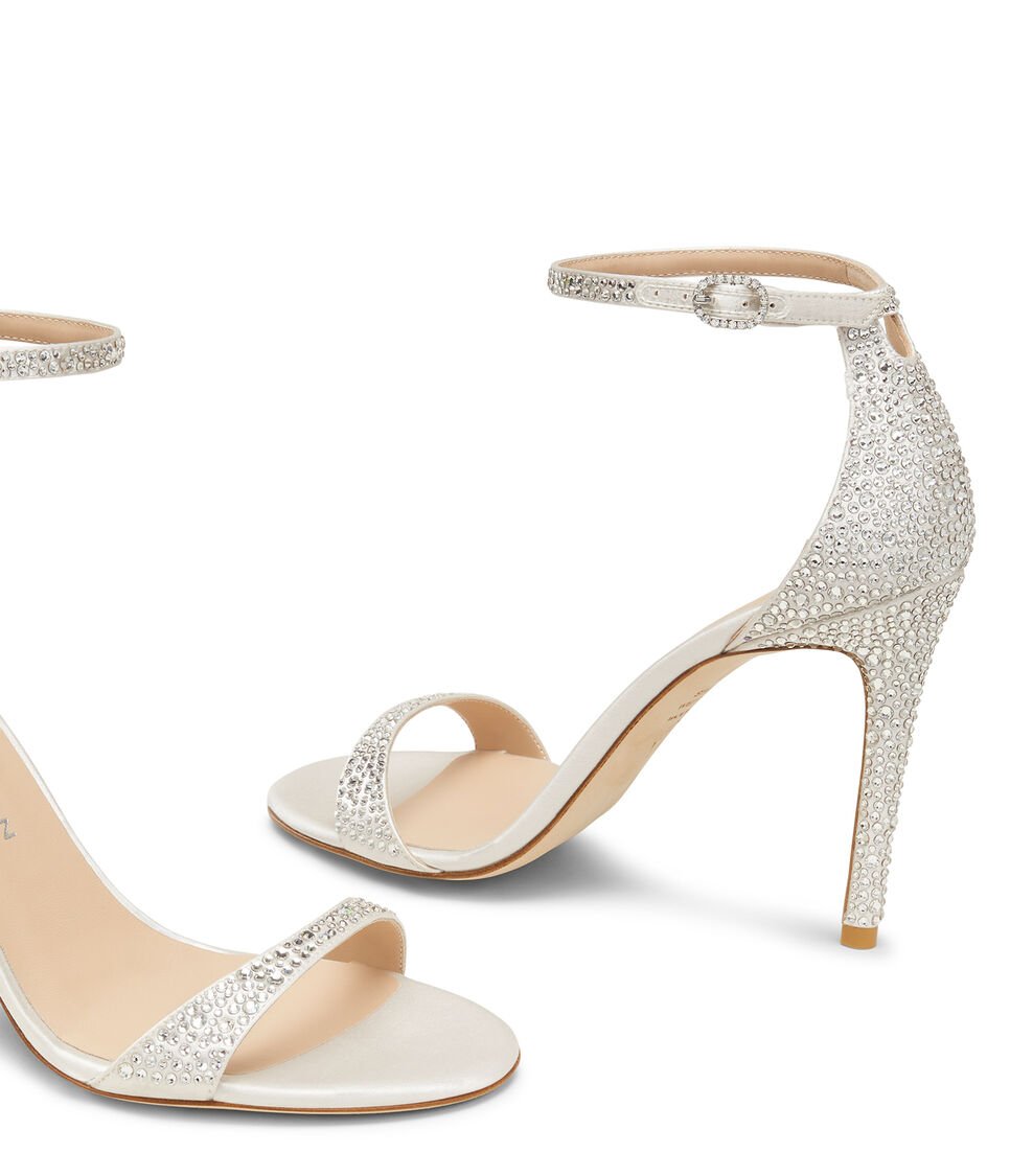 Stuart Weitzman NUDIST SHINE 100 SANDAL en CLARO/CREMA de Mujer | Stuart Weitzman® Último día