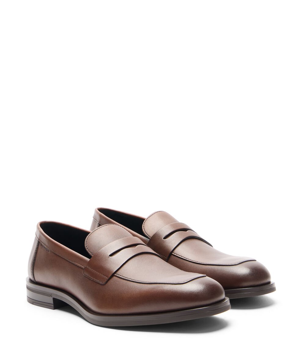 Stuart Weitzman SW CLUB CLASSIC PENNY LOAFER en BROWN de Mujer | Stuart Weitzman® Promoción por tiempo limitado