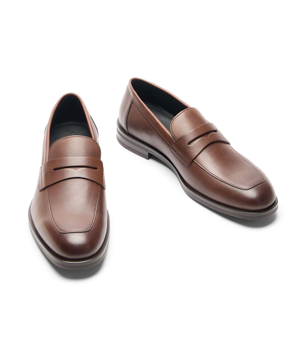 Stuart Weitzman SW CLUB CLASSIC PENNY LOAFER en BROWN de Mujer | Stuart Weitzman® Promoción por tiempo limitado