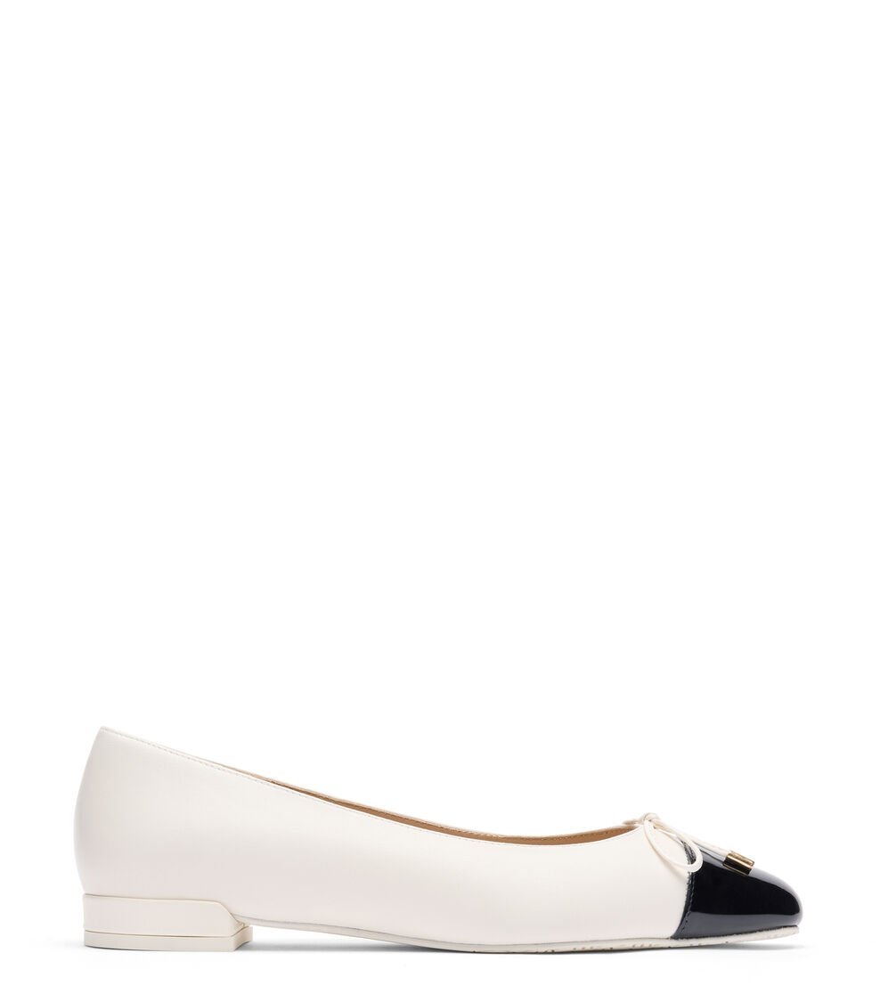 Stuart Weitzman SLEEK BOW FLAT en CREMA/NEGRO de Mujer | Stuart Weitzman® Oferta especial