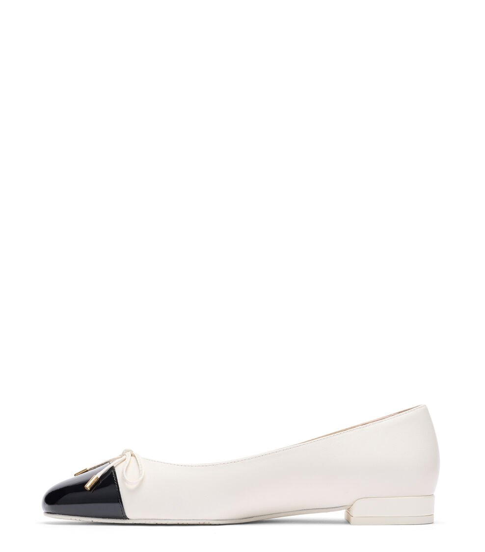 Stuart Weitzman SLEEK BOW FLAT en CREMA/NEGRO de Mujer | Stuart Weitzman® Oferta especial
