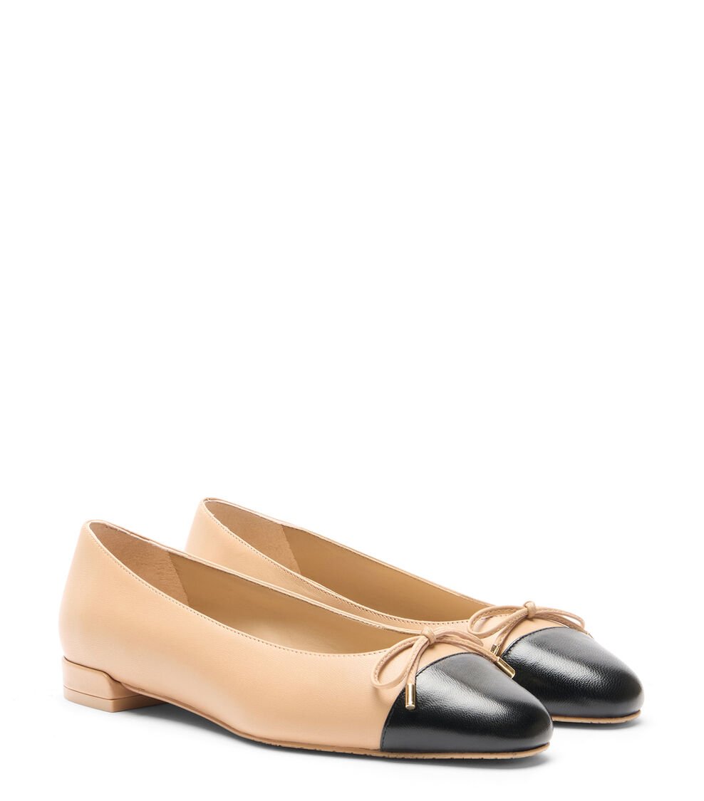 Stuart Weitzman SLEEK BOW FLAT en ADOBE/NEGRO de Mujer | Stuart Weitzman® Devoluciones gratuitas