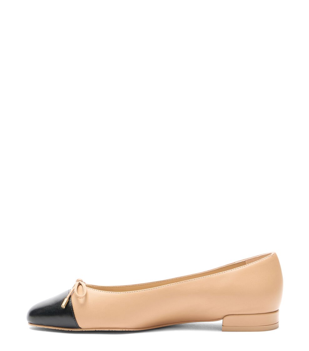 Stuart Weitzman SLEEK BOW FLAT en ADOBE/NEGRO de Mujer | Stuart Weitzman® Devoluciones gratuitas