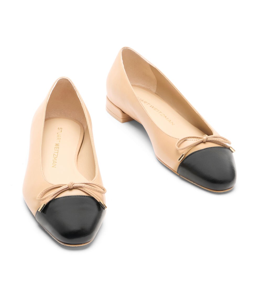 Stuart Weitzman SLEEK BOW FLAT en ADOBE/NEGRO de Mujer | Stuart Weitzman® Devoluciones gratuitas