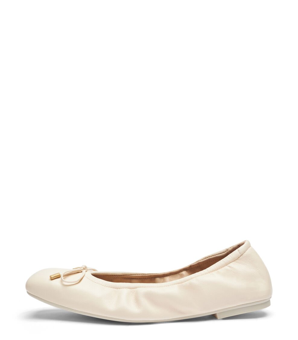 Stuart Weitzman BARDOT BOW FLAT en ARENA de Mujer | Stuart Weitzman® Los más vendidos